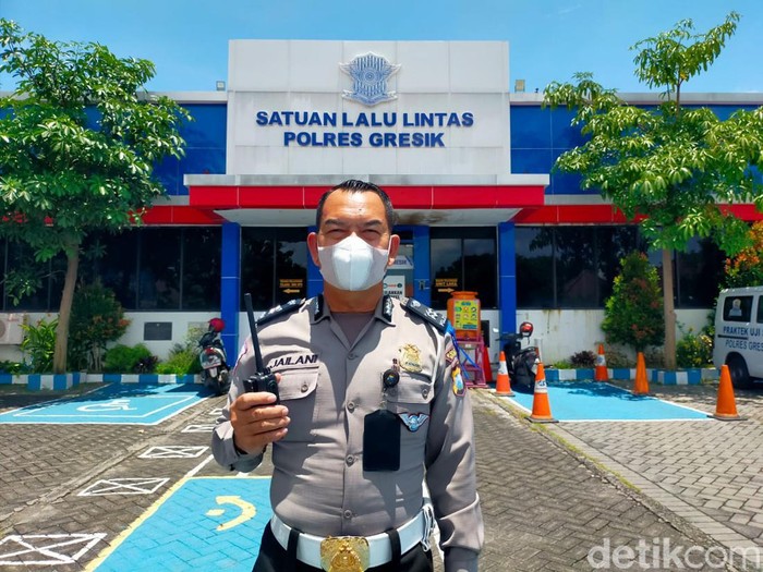 Baur SIM Satpas Polres Gresik Aiptu Jailani yang dikenal berintegritas, jujur, dan tegas hingga pernah menilang istrinya sendiri.