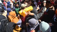 Operasi pasar yang digelar oleh Dinas Perindustrian dan Perdagangan Sulawesi Tengah bekerja sama dengan sejumlah BUMN dan distributor tersebut diserbu warga yang datang untuk membeli minyak goreng murah menyusul sulitnya mendapatkan minyak goreng di pasaran. (ANTARA FOTO/Mohamad Hamzah).  