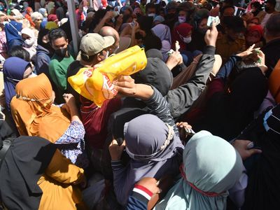 Warga Terus Berdesakan Demi Minyak Goreng Murah di Berbagai Daerah