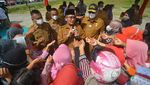 Warga Terus Berdesakan Demi Minyak Goreng Murah di Berbagai Daerah