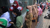 Warga mengantre demi mendapatkan minyak goreng murah di Boyolali, Jawa Tengah, Senin (14/3/2022). Minyak goreng yang disediakan Dinas Perdagangan dan Perindustrian Kabupaten Boyolali itu dijual dengan dengan harga Rp13.500 per liter dan diharapkan dapat membantu warga dalam kebutuhan minyak goreng karena di pasaran mahal dan sulit. (ANTARA FOTO/Aloysius Jarot Nugroho).  