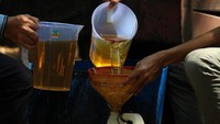 Pemerintah Kota Pontianak menetapkan warga hanya dapat membeli minyak goreng sebanyak lima liter dengan harga eceran tertinggi Rp11.500 per liter pada operasi pasar minyak murah. (ANTARA FOTO/Jessica Helena Wuysang).