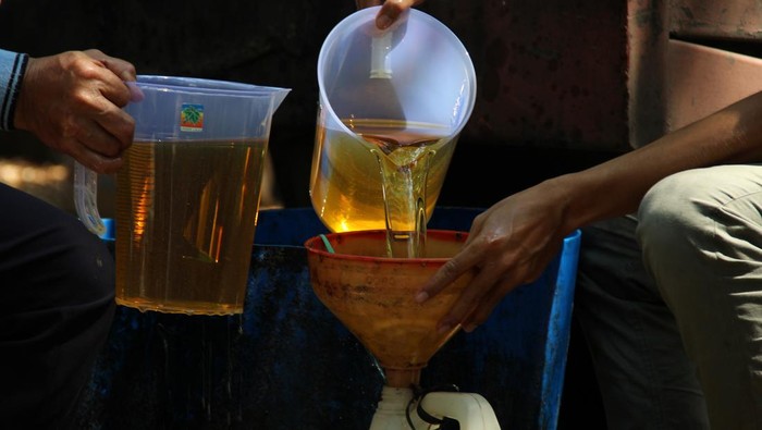 Warga di berbagai daerah Indonesia ramai-ramai antre demi minyak goreng murah. Antrean minyak goreng murah itu terlihat di Padang hingga Kendari. Ini fotonya.