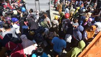 Warga mengantre saat membeli minyak goreng yang dijual di operasi pasar murah di Palu, Sulawesi Tengah, Selasa (15/3/2022). (ANTARA FOTO/Mohamad Hamzah).