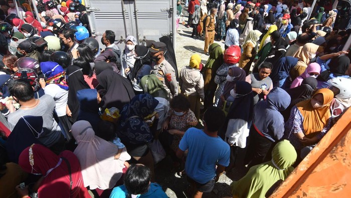Warga di berbagai daerah Indonesia ramai-ramai antre demi minyak goreng murah. Antrean minyak goreng murah itu terlihat di Padang hingga Kendari. Ini fotonya.