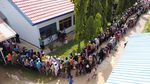 Warga Terus Berdesakan Demi Minyak Goreng Murah di Berbagai Daerah