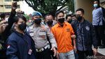 Tangan Tak Diborgol, Begini Ekspresi Doni Salmanan Berbaju Tahanan