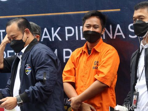 Doni Salmanan dihadirkan dalam jumpa pers yang digelar di Mabes Polri, Selasa (15/3/2021). Begini ekspresi tersangka penipuan kasus Quotex tersebut.