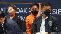 Dengan tangan tidak diborgol, Doni bebas melambaikan tangan kepada awak media.
