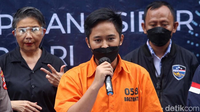Berbaju Tahanan, Doni Salmanan Digiring Polisi Doni Salmanan dihadirkan dalam jumpa pers yang digelar di Mabes Polri, Selasa (15/3/2021). Begini ekspresi tersangka penipuan kasus Quotex tersebut.