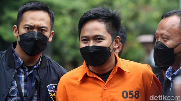 Berbaju Tahanan, Doni Salmanan Digiring Polisi Doni Salmanan dihadirkan dalam jumpa pers yang digelar di Mabes Polri, Selasa (15/3/2021). Begini ekspresi tersangka penipuan kasus Quotex tersebut.