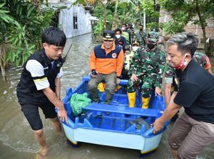 18 Kecamatan di Kebumen Banjir, Bupati Tinjau Lokasi Pengungsian