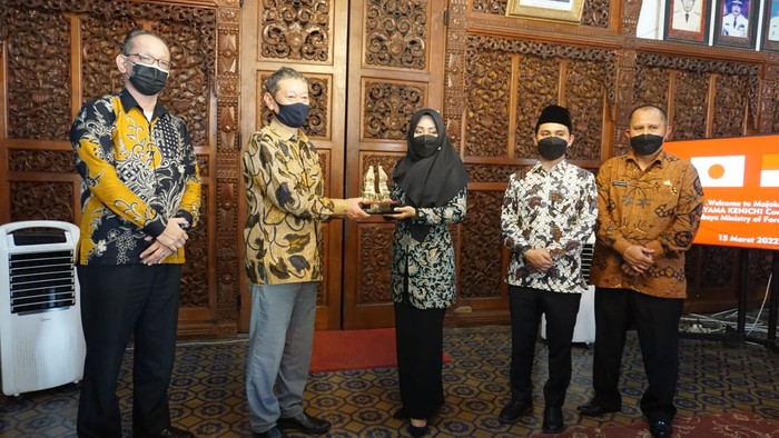 Bupati Mojokerto terima kunjungan kerja Konsulat Jenderal Jepang di Surabaya, Takeyama Kenichi dan Deputi Konsulat Jenderal Jepang di Surabaya, Ishii Yutaka