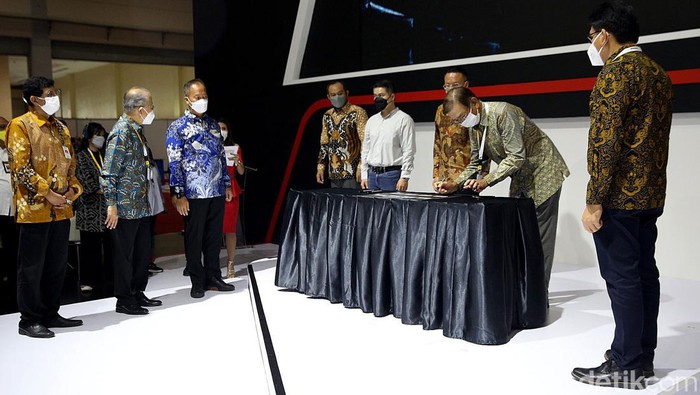 Jakarta Auto Week (JAW) 2022 digelar pada 12-20 Maret 2022. Menperin Agus Gumiwang Kartasasmita turut hadir untuk membuka acara tersebut.