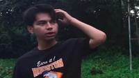 Dimas Baam mengaku mengalami benturan keras di kepala dan wajahnya. Foto: YouTube