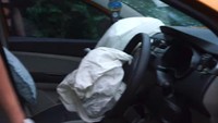 Air bag di dalam mobil itu juga mengembang. Foto: YouTube
