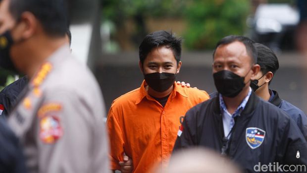 Doni Salmanan Doni Salmanan saat dirilis oleh Polisi di Mabes.