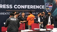 Bersamaan dengan itu, polisi juga menampilkan barang bukti yang disita dari Doni Salmanan. Foto: Hanif Hawari/detikcom