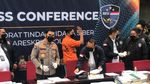 Penampakan Doni Salmanan Penuh Senyum Berbaju Tahanan