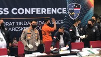 Doni Salmanan melambaikan tangan ke arah awak media. Foto: Hanif Hawari/detikcom