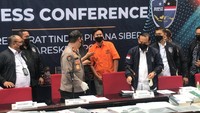 Meski terancam dimiskinkan, Doni Salmanan tetap bisa tersenyum. Foto: Hanif Hawari/detikcom