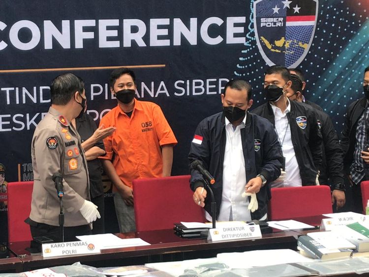 Penampakan Doni Salmanan Penuh Senyum Berbaju Tahanan