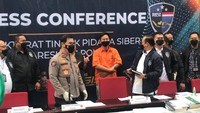 Doni Salmanan tampak cukup santai saat dihadirkan oleh polisi sebagai tersangka. Foto: Hanif Hawari/detikcom