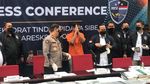 Penampakan Doni Salmanan Penuh Senyum Berbaju Tahanan