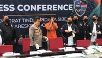 Doni Salmanan kembali memberikan salam dengan mengangkat kedua tangannya. Foto: Hanif Hawari/detikcom
