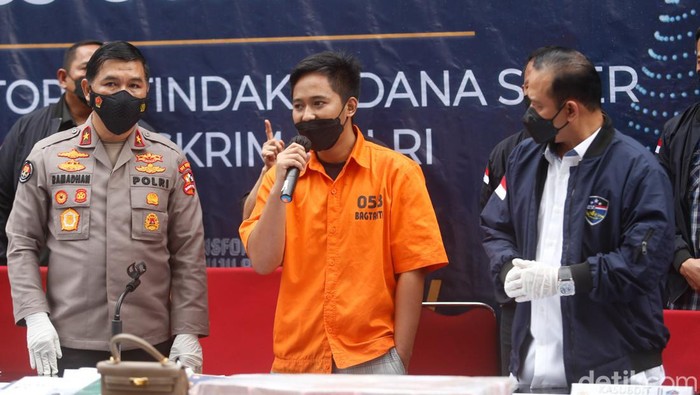 Doni Salmanan saat dirilis oleh Polisi di Mabes.