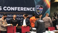 Doni Salmanan mengenakan baju tahanan berwarna orange. Foto: Hanif Hawari/detikcom