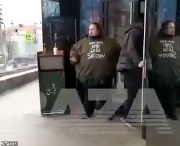 Duh! Pria Ini Nekat Borgol Tangannya di Gerai McD Rusia, Ternyata karena Ini