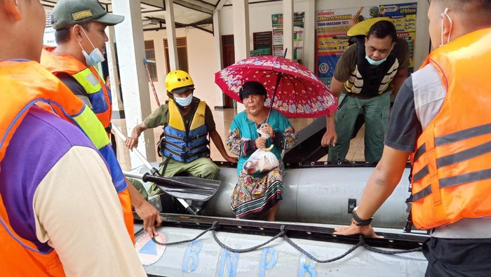 Evakuasi lansia saat banjir di Banyumas, Selasa (15/3/2022)