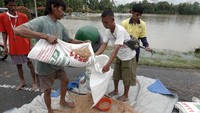 Sekitar 200 hektare padi siap panen dan 15 ton gabah yang telah dipanen rusak dan hilang terbawa banjir yang menggenangi delapan desa di Kabupaten Banyumas, dan sejumlah wilayah lain di Kabupaten Kebumen.