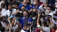 Legenda tinju dan kandidat presiden Filipina, senator Manny Pacman Pacquiao menyapa kerumunan di kota Pasay, Filipina, Senin, (14/3/2022).