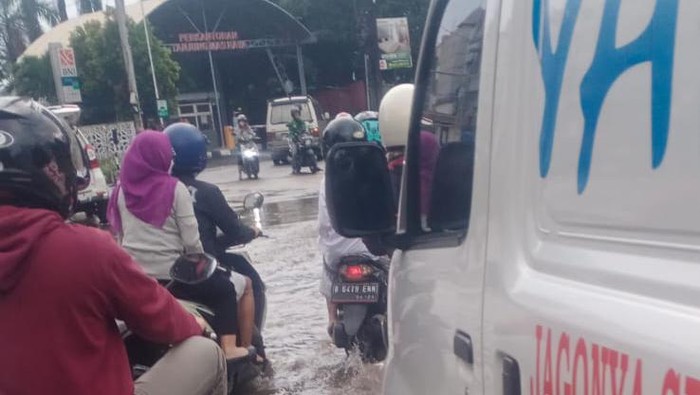 Genangan di depan AEON Mal di Jl Tanjung Barat, Jagakarsa, Jaksel, 15 Maret 2022, pukul 16.50 WIB. (Syarifudin via PasangMata detikcom)
