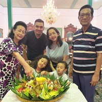 Sosoknya memang dikenal membumi meski seorang putri kerajaan. Beberapa waktu lalu ia pernah viral karena kedapatan menumpangi becak dengan penampilan yang sederhana. Foto: Instagram @gkrbendara