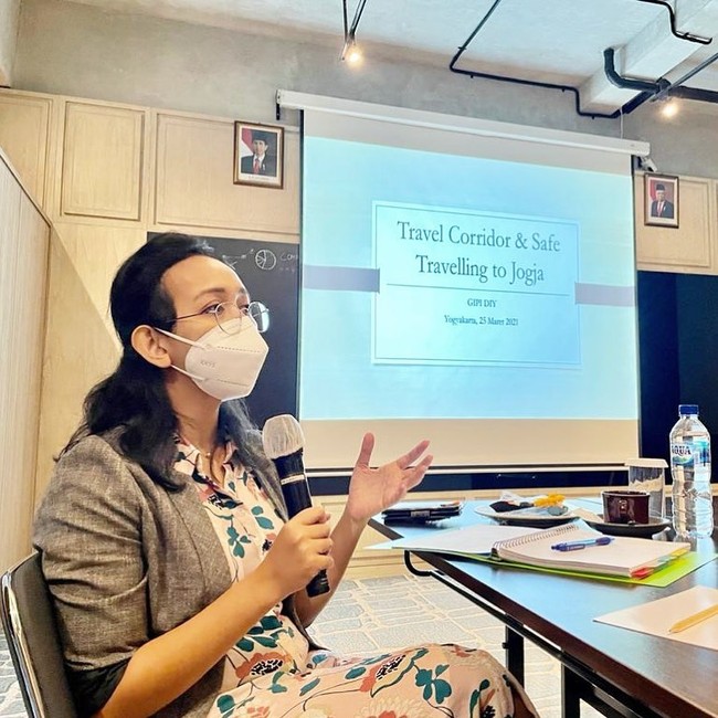 Tapi tak jarang GKR Bendara yang melanjutkan pendidikan S2 jurusan warisan budaya di Napier University di Edinburgh, Skotlandia tersebut juga membagi penampilan sederhananya yang kasual di keseharian. Foto: Instagram @gkrbendara