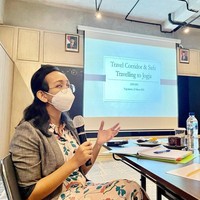 Tapi tak jarang GKR Bendara yang melanjutkan pendidikan S2 jurusan warisan budaya di Napier University di Edinburgh, Skotlandia tersebut juga membagi penampilan sederhananya yang kasual di keseharian. Foto: Instagram @gkrbendara