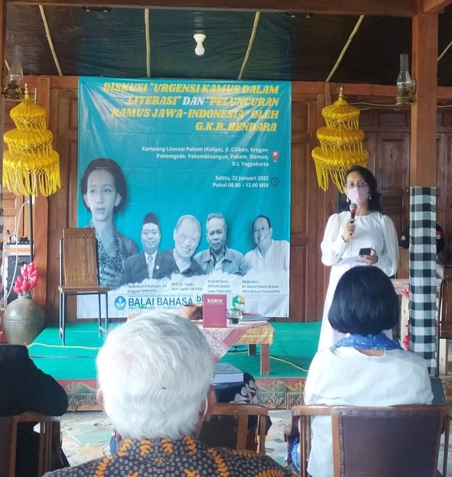 Ia pun sering menjadi pembicara dalam berbagai cara, termasuk diskusi soal pentingnya bahasa daerah. Selain melestarikan budaya, salah satu visi terbesar GKR Bendara adalah adalah merevitalisasi museum dengan standar yang tinggi. Foto: Instagram @gkrbendara