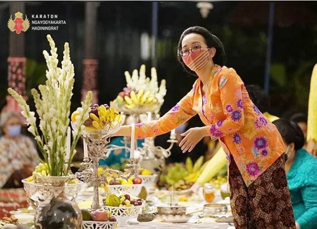 Wanita lulusan International Hospitality Management Institute di Swiss tesebut sering membagikan potretnya sebagai putri keraton di Instagram. Begini penampilannya ketika menjalani acara wajib Hajad Dalem: Tingalan Jumenengan Dalem ke 30. Foto: Instagram @gkrbendara