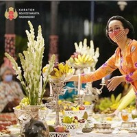 Wanita lulusan International Hospitality Management Institute di Swiss tesebut sering membagikan potretnya sebagai putri keraton di Instagram. Begini penampilannya ketika menjalani acara wajib Hajad Dalem: Tingalan Jumenengan Dalem ke 30. Foto: Instagram @gkrbendara