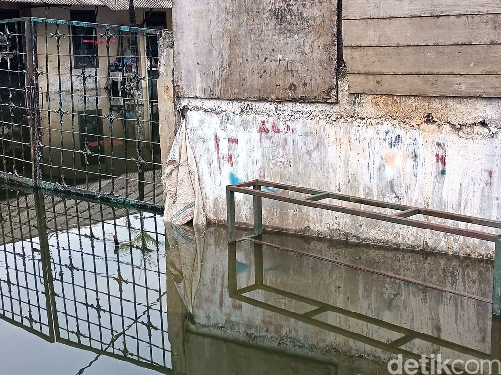 Got mampet dikeruk, banjir mulai surut di Pondok Bambu, Duren Sawit, Jaktim, 15 Maret 2022 pukul 17.30 WIB. (Karin Nur Secha/detikcom)