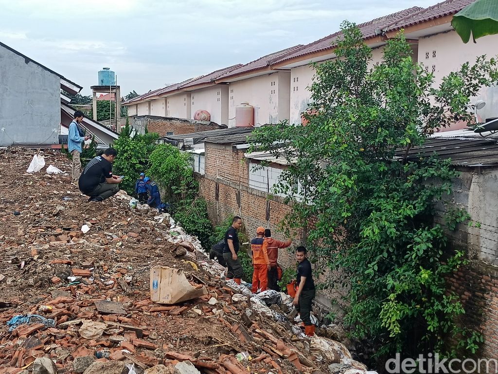 Got mampet dikeruk, banjir mulai surut di Pondok Bambu, Duren Sawit, Jaktim, 15 Maret 2022 pukul 17.30 WIB. (Karin Nur Secha/detikcom)