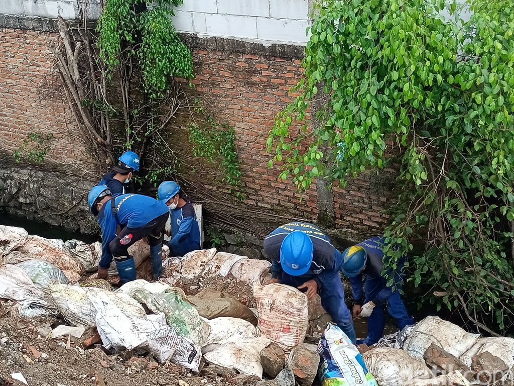 Got mampet dikeruk, banjir mulai surut di Pondok Bambu, Duren Sawit, Jaktim, 15 Maret 2022 pukul 17.30 WIB. (Karin Nur Secha/detikcom)