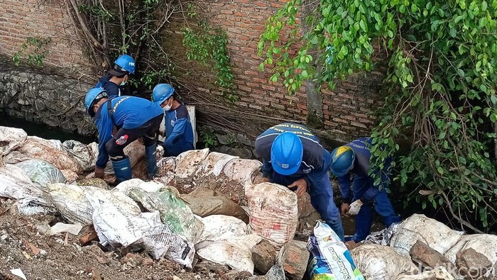 Got mampet dikeruk, banjir mulai surut di Pondok Bambu, Duren Sawit, Jaktim, 15 Maret 2022 pukul 17.30 WIB. (Karin Nur Secha/detikcom)