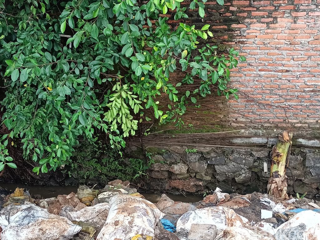Got mampet dikeruk, banjir mulai surut di Pondok Bambu, Duren Sawit, Jaktim, 15 Maret 2022 pukul 17.30 WIB. (Karin Nur Secha/detikcom)
