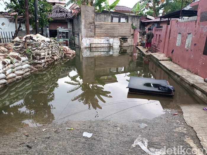 Got mampet dikeruk, banjir mulai surut di Pondok Bambu, Duren Sawit, Jaktim, 15 Maret 2022 pukul 17.30 WIB. (Karin Nur Secha/detikcom)