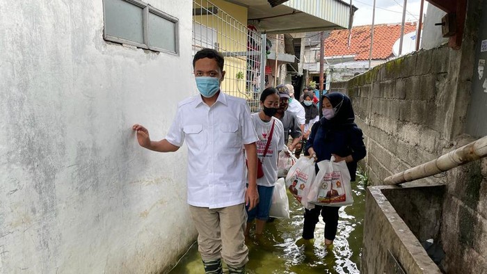 Habiburokhman meninjau banjir di Duren Sawit (dok. Habiburokhman).