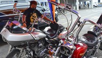 Satuan Lalu Lintas Polres Ciamis mengamankan dua unit motor gede (moge) Harley Davidson yang menewaskan dua anak kembar bernama Hasan dan Husen di Jalan Raya Kalipucang-Pangandaran, Desa Tunggilis, Kecamatan Kalipucang, Kabupaten Pangandaran, pada Sabtu (12/3). ANTARA FOTO/Adeng Bustomi.